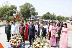 Ông Phan Minh Chiến (thứ 4, trái sang), Tham tán, người thứ hai Đại sứ quán Việt Nam tại Lào cùng đoàn dâng hương, hoa tại Tượng đài Liên minh chiến đấu Lào-Việt Nam tại thị xã Thakhek, tỉnh Khammoune, Trung Lào. (Ảnh: Phạm Kiên/TTXVN)