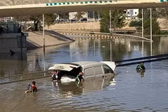 Cảnh ngập lụt ở thành phố miền Đông Derna, Libya ngày 12/9. (Ảnh: AFP/TTXVN)