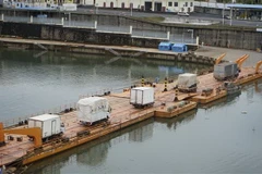 Các xe hàng được thông quan tại tại lối mở cầu phao tạm km 3+4 Hải Yên-Cửa khẩu quốc tế Móng Cái. (Ảnh: TTXVN phát)