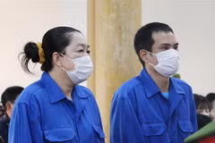 Bị cáo Nguyễn THị Kim Hạnh (trái) tại phiên tòa sáng 28/7. (Ảnh: Công Mạo/TTXVN)