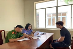 Cơ quan chức năng làm việc với đối tượng Minh. (Ảnh: Công an cung cấp)