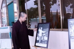 Không gian văn hóa Hồ Chí Minh tại Long Hoa Cổ Tự, quận 7, Thành phố Hồ Chí Minh trưng bày nhiều hình ảnh về cuộc đời, sự nghiệp của Bác Hồ. (Ảnh: Xuân Khu/TTXVN)