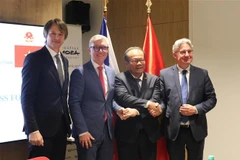 Đại sứ Thái Xuân Dũng với Thứ trưởng Công Thương Séc Edvard Kozusnik, Chủ tịch Phòng Thương mại Séc Zdenek Zajicek, nghị sỹ Nghị viện châu Âu (EP) Jan Zahradil. (Ảnh: Ngọc Biên/TTXVN