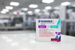 Thuốc Evusheld dự phòng COVID-19 do hãng dược phẩm AstraZeneca sản xuất. (Ảnh: AFP/TTXVN)