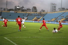 Tình huống bóng nguy hiểm trong trận đấu giữa Câu lạc bộ Thép Xanh Nam Định (áo trắng) và Câu lạc bộ Công an Hà Nội. (Ảnh: Công Luật/TTXVN)