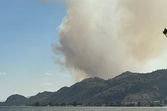 Khói bốc lên từ đám cháy rừng gần thị trấn Osoyoos. (Nguồn: CTV News)