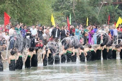 Màn hất tóc ấn tượng của các cô gái Thái tại lễ hội gội đầu. (Ảnh: Văn Oanh/TTXVN)