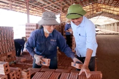 Cựu chiến binh Vũ Mạnh Hùng, Giám đốc Công ty TNHH Sông Giang (xã Hải Giang, huyện Hải Hậu) kiểm tra sản phẩm. (Ảnh: Nguyễn Lành/TTXVN)