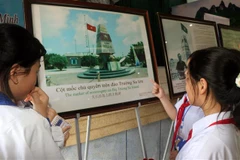 Học sinh xem một triển lãm về Hoàng Sa, Trường Sa. (Nguồn: TTXVN)