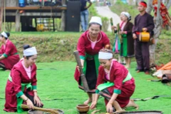 Trong nhịp sống hối hả, nhà nhà vẫn giữ việc giã gạo hằng ngày như một phần tất yếu của cuộc sống, vừa để bữa cơm thêm ngon, vừa lưu lại nét đẹp văn hóa của người Thổ tự bao đời. (Ảnh: Tuấn Đức/TTXVN)