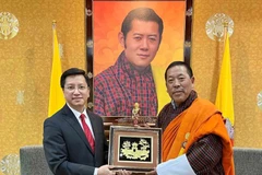 Đại sứ đặc mệnh toàn quyền Việt Nam tại Ấn Độ kiêm nhiệm Nepal và Bhutan Nguyễn Thanh Hải gặp và tặng quà Chủ tịch Hạ viện Bhutan Wangchuk Namgyel. (Ảnh: TTXVN phát)