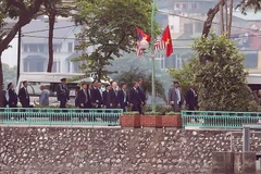 Tổng thống Hoa Kỳ Joe Biden tới phù điêu cố Thượng Nghị sỹ John McCain. (Ảnh: Phạm Kiên/TTXVN)