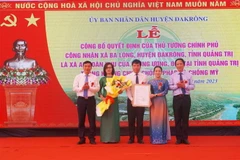 Lãnh đạo tỉnh Quảng Trị trao quyết định của Thủ tướng Chính phủ công nhận Ba Lòng là xã An toàn khu. (Ảnh: Nguyên Lý/TTXVN)