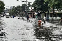 'Biển nước' mênh mông trên đường Lê Đức Thọ, quận Gò Vấp. (Ảnh: Hồng Giang/TTXVN)