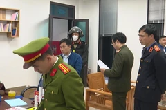 Công an khám xét, thu giữ tài liệu tại Trung tâm đăng kiểm xe cơ giới số 19-01V. (Ảnh: Công an Phú Thọ)