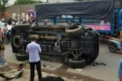 Chiếc ôtô tiếp tục đâm vào một số phương tiện đang lưu thông trên đường rồi lật nghiêng.