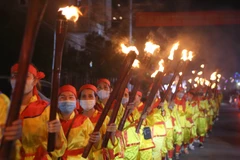 Hàng nghìn ngọn đuốc đã được người dân rước vòng quanh các khu vực đền, phủ, lăng trong quần thể Di tích lịch sử văn hóa Phủ Dầy với mong muốn có cuộc sống hòa bình, ấm no, tươi vui, hạnh phúc. (Ảnh: Công Luật/TTXVN)