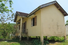 Hàng chục căn nhà bỏ hoang tại thôn tái định cư thủy điện Xô Luông, xã Đăk Nên, huyện Kon Plong, tỉnh Kon Tum do người dân thiếu đất sản xuất. (Ảnh: Dư Toán/TTXVN)