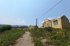 Cảnh hoang tàn tại thôn tái định cư Xô Luông, xã Đăk Nên, huyện Kon Plong, tỉnh Kon Tum khi người dân bỏ hoang những căn nhà tái định cư. (Ảnh: Dư Toán/TTXVN)