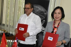 Tổng Giám đốc Thông tấn xã Việt Nam Vũ Việt Trang và Chủ tịch Prensa Latina Luis Enrique González Acosta ký thỏa thuận hợp tác mới. (Ảnh: Mai Phương/TTXVN)