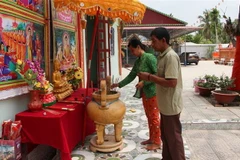 Người dân xã Vị Bình đến chùa Ratana Paphia Vararam thực hiện nghi lễ đón Tết Chôl Chnăm Thmây. (Ảnh: Hồng Thái/TTXVN)