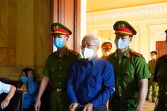 Bị cáo Trần Phương Bình hầu tòa trong vụ án thứ 4 về vi phạm quy định cho vay tại Ngân hàng Đông Á. (Ảnh: Thành Chung/TTXVN)