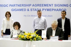 Bà Trần Bảo Lâm - Giám đốc GIGAMED và ông Christos Gallis - Phó Chủ tịch Tập đoàn STADA ký kết Bản hợp tác chiến lược tại Việt Nam. (Ảnh: Thành Chung/Vietnam+)