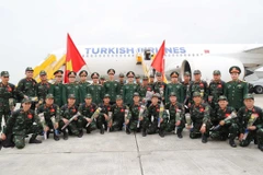 Thượng tướng Hoàng Xuân Chiến, Thứ trưởng Bộ Quốc phòng cùng lãnh đạo nhiều cơ quan, đơn vị thuộc Bộ Quốc phòng đón cán bộ, chiến sỹ từ Thổ Nhĩ Kỳ trở về. (Ảnh: Trọng Đức/TTXVN)