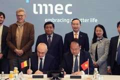 Ký bản ghi nhớ giữa Trung tâm vi điện tử liên đại học IMEC và Trung tâm đổi mới sáng tạo quốc gia Việt Nam. (Ảnh: Hương Giang/TTXVN)