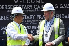 Bộ trưởng Không quân Mỹ Frank Kendall (phải) và Bộ trưởng Quốc phòng Philippines Carlito Galvez chủ trì lễ khởi công dự án cải tạo đường băng của căn cứ không quân Basa, thuộc tỉnh Pampanga, Philippines ngày 20/3. (Ảnh: AFP/TTXVN)