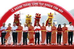 Chủ tịch nước Võ Văn Thưởng và các lãnh đạo, nguyên lãnh đạo Đảng, Nhà nước cắt băng khánh thành Cảng tàu khách Côn Đảo. (Ảnh: Thống Nhất/TTXVN)