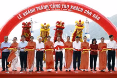 Chủ tịch nước Võ Văn Thưởng và các lãnh đạo, nguyên lãnh đạo Đảng, Nhà nước cắt băng khánh thành Cảng tàu khách Côn Đảo. (Ảnh: Thống Nhất/TTXVN)