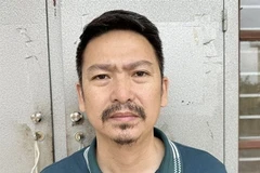 Đối tượng Phạm Văn Toàn nhận 100.000 USD với lời hứa nhận 'chạy án' cho các bị can trong chuyên án tiêu thụ ôtô không giấy tờ tại thành phố Uông Bí, Quảng Ninh. (Ảnh: TTXVN phát)