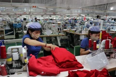 Công nhân tại Khu công nghiệp Bắc Đồng Phú (Bình Phước) sản xuất trong đại dịch. (Ảnh: Dương Chí Tưởng/TTXVN)