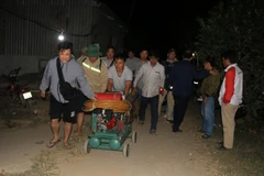 Rạng sáng 2/1, lực lượng chức năng mang thêm thiết bị vào hiện trường phục vụ cứu nạn. (Ảnh: Nhựt An/TTXVN)