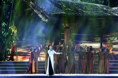 Nhiều tiết mục văn nghệ đặc sắc về Bác Hồ được biểu diễn tại lễ bế mạc. (Ảnh: Văn Tý/TTXVN)