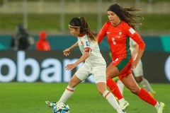 Một pha đi bóng của cầu thủ Đội tuyển Nữ Việt Nam trước hậu vệ Tuyển Nữ Bồ Đào Nha. (Ảnh: TTXVN phát)