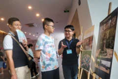 Giới thiệu một số Di sản Văn hóa cho khách tham quan. (Ảnh: Tuấn Đức/TTXVN)