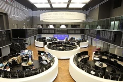 Giao dịch viên tại sàn chứng khoán Frankfurt, Đức. (Ảnh: AFP/TTXVN)