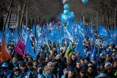 Biểu tình phản đối dự luật cải cách hưu trí của Chính phủ Pháp tại Paris ngày 16/2. (Ảnh: THX/TTXVN)