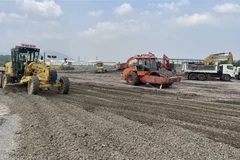 Đơn vị thi công Dự án thành phần 3 Cao tốc Biên Hòa-Vũng Tàu bắt đầu san lấp mặt bằng. (Ảnh: Hoàng Nhị/TTXVN)