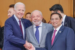 Thủ tướng Phạm Minh Chính cùng Tổng thống Hoa Kỳ Joe Biden và Tổng thống Brazil Luiz Inácio Lula da Silva tại phiên thảo luận. (Ảnh: Dương Giang/TTXVN)