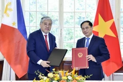 Bộ trưởng Ngoại giao Bùi Thanh Sơn và Bộ trưởng Ngoại giao Philippines Enrique Manalo trao Biên bản Kỳ họp lần thứ 10 Ủy ban Hỗn hợp về Hợp tác song phương Việt Nam-Philippines. (Ảnh: TTXVN)