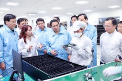 Thủ tướng Phạm Minh Chính thăm khu sản xuất của Công ty Bumjin Electronics Vina. (Ảnh: Dương Giang/TTXVN)