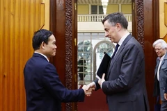 Phó Thủ tướng Trần Lưu Quang đón Chủ tịch Ủy ban Đối ngoại của Nghị viện châu Âu (EP) David McAllister. (Ảnh: An Đăng/TTXVN)