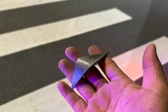 Các mảnh kim loại sắc nhọn bị ném xuống đường. (Ảnh do công an cung cấp)