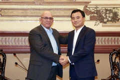 Ông Bùi Xuân Cường (phải), Phó Chủ tịch Ủy ban Nhân dân Thành phố Hồ Chí Minh tiếp ông Rene Antonio Mesa Villafana, Bộ trưởng Bộ Xây dựng Cuba. (Ảnh: Xuân Khu/TTXVN)