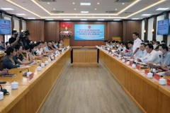 Chủ tịch thành phố Nguyễn Văn Tùng chủ trì buổi họp. (Ảnh: Hoàng Ngọc/TTXVN)