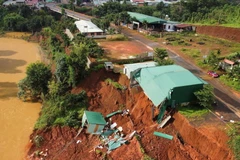 Hiện trường vụ sạt lở nghiêm trọng tại đường tránh Gia Nghĩa. (Ảnh: TTXVN phát)