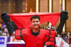 Vận động viên Bùi Đình Quyết giành huy chương Vàng môn Arnis ở hạng cân 60,1-65kg. Đây là huy chương Vàng đầu tiên của đội tuyển Arnis Việt Nam tại SEA Games 32. (Ảnh: TTXVN)